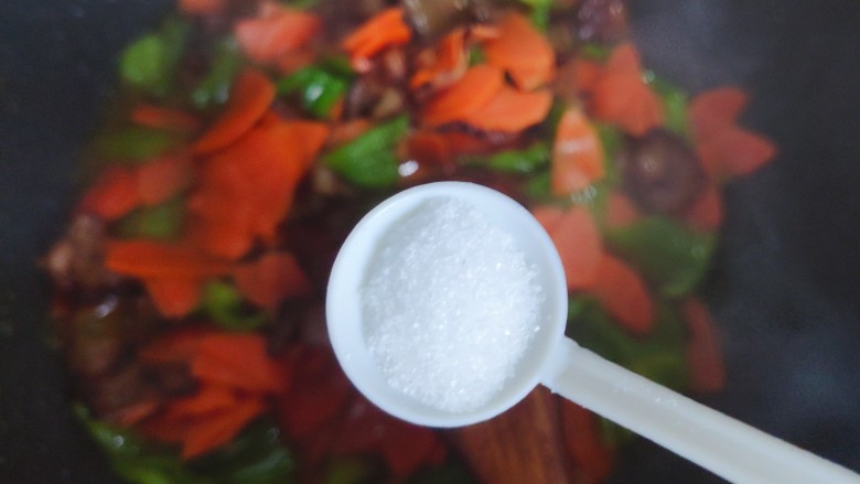胡萝卜炒腊肉,待锅内汤汁差不多收紧,加一小勺细盐