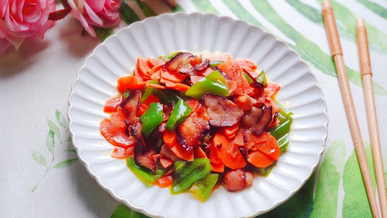 胡萝卜炒腊肉,色香味俱全