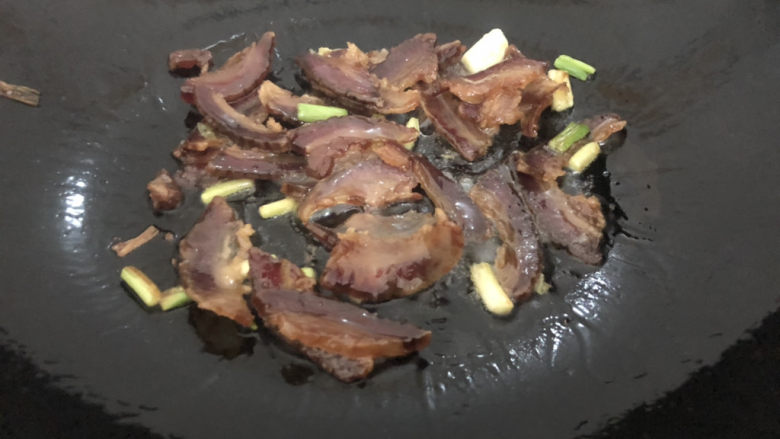 胡萝卜炒腊肉,翻炒一下盛出,留油