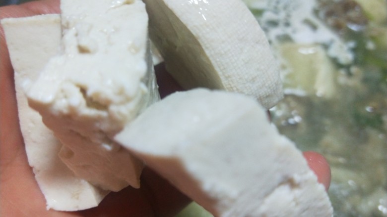 平菇豆腐汤,加入豆腐煮五分钟。