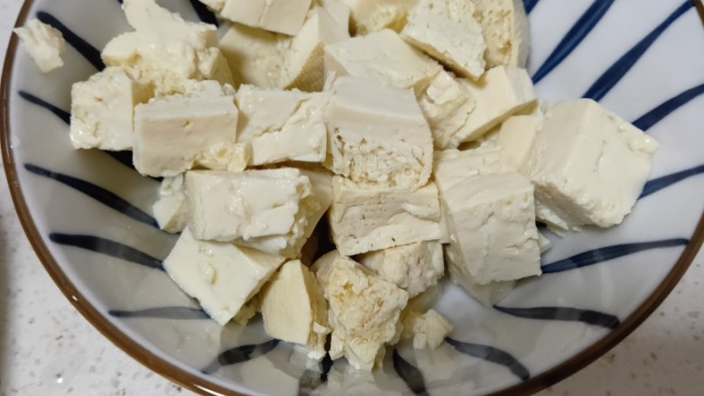 红烧冻豆腐,豆腐提前放冰箱冻半天或者一晚,然后取出解冻后切块