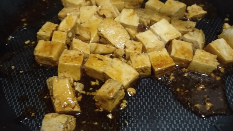 红烧冻豆腐,炒匀,加入少许水煮至收汁.大约2~3分钟左右即可