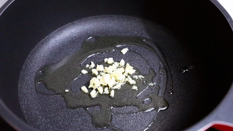 西红柿疙瘩汤,锅中倒入适量的食用油烧热,放入蒜末爆香