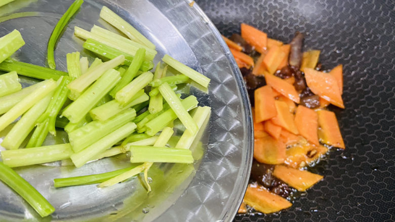 胡萝卜炒腊肉,放入芹菜段翻炒均匀