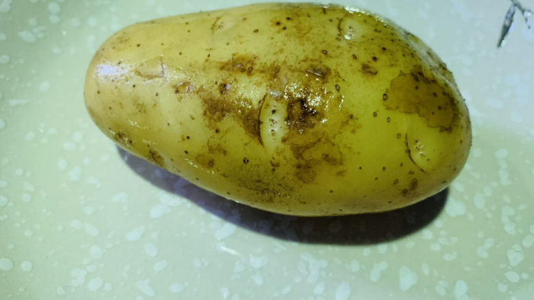 西红柿炒土豆片,<a style='color:red;display:inline-block;' href='/shicai/ 23'>土豆</a>准备一个,洗净表皮