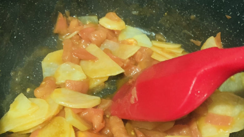 西红柿炒土豆片,大火翻炒均匀调料,喜欢吃脆土豆片,就可以起锅了
