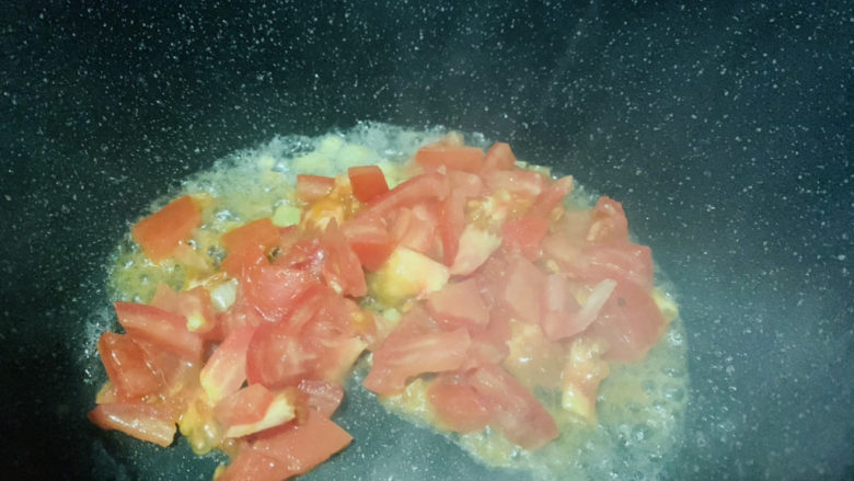 西红柿炒土豆片,热锅,加食用油,倒入西红柿粒,先翻炒一会