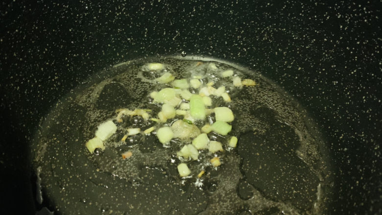 西红柿疙瘩汤,锅加食用油,加入葱白,炒香