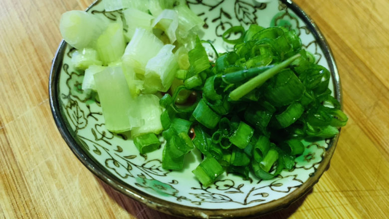 西红柿疙瘩汤,葱切粒,待用,葱白炝锅用,葱叶等最后撒
