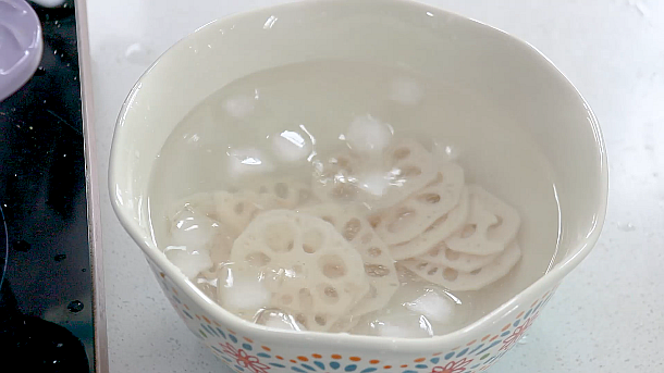 香辣藕片,捞出过冰水,盛至大碗中