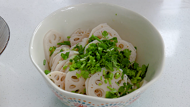 香辣藕片,葱末,香菜末搅拌均匀