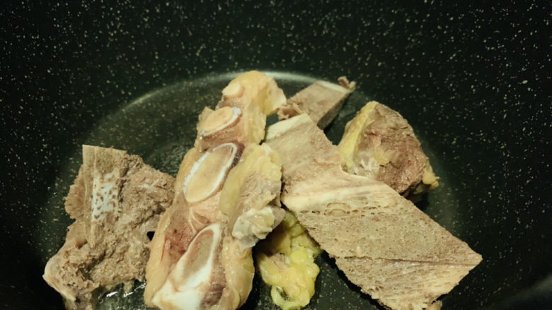 番茄牛骨汤,加入牛骨