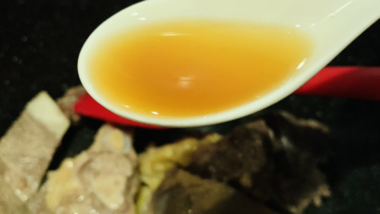 番茄牛骨汤,加料酒炝香