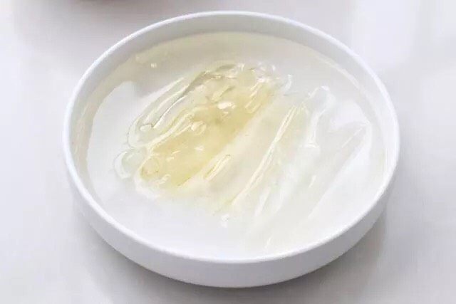 草莓奶冻,将吉利丁片放进冷水中,浸泡约十分钟至变软的状态。