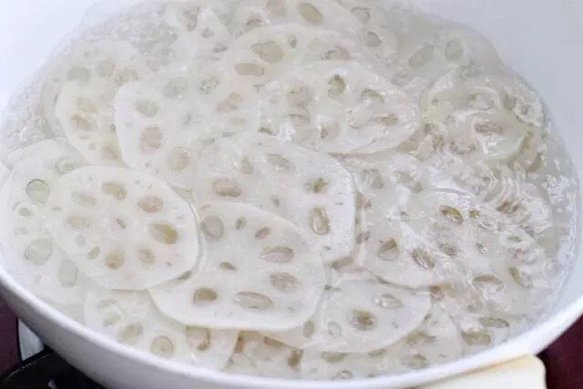 香辣藕片,锅中烧开水放入藕片,水开后再煮一两分钟,捞出立刻过凉水,再将藕片放入清水中浸泡防止氧化变色。