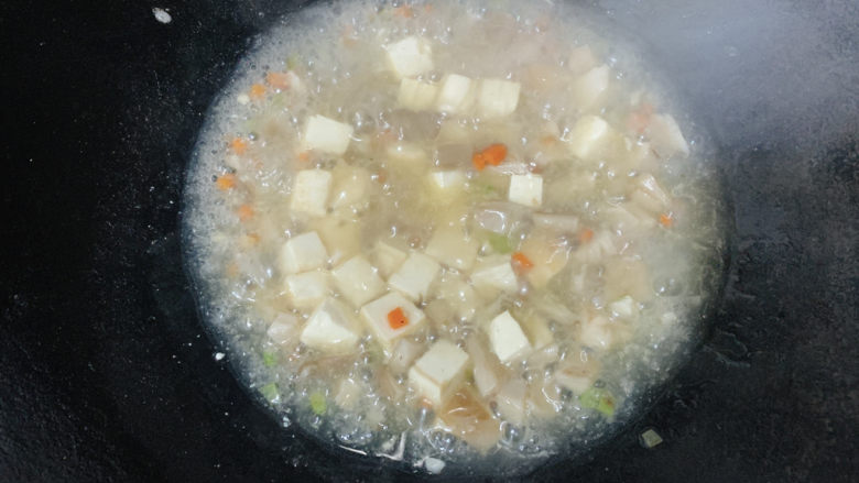 平菇豆腐汤,煮至沸腾,汤汁有所浓稠成汤羹状态