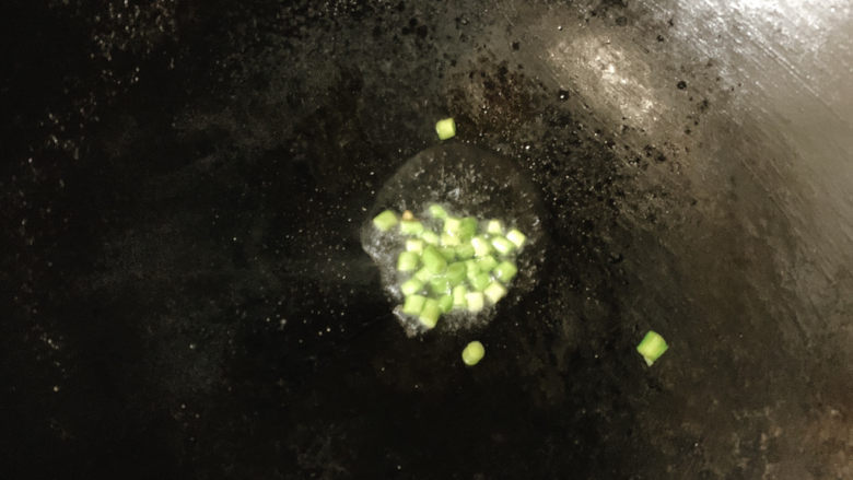 平菇豆腐汤,锅烧热油,加入葱白爆炒出香味