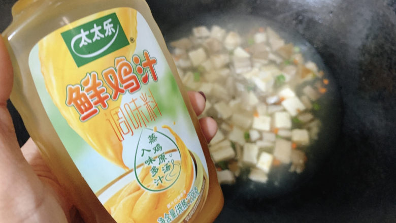 平菇豆腐汤,并用鲜鸡汁调味,煮至沸腾