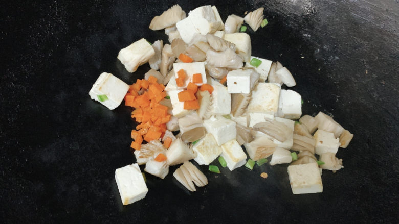 平菇豆腐汤,胡萝卜切碎末,当点缀配菜