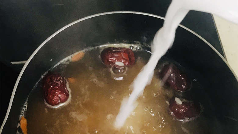 好吃又美味的酒酿汤圆,最后转小火,加入搅拌均匀的水淀粉,边煮边搅拌,再次煮滚即可关火。
