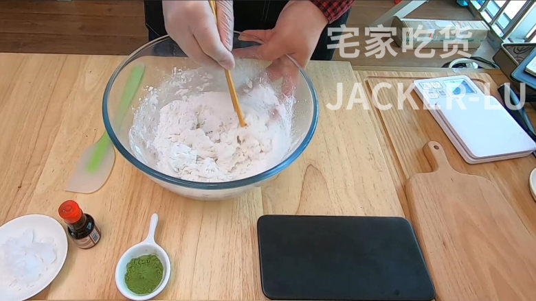 元宵节来试试可爱的猫爪汤圆,好吃又好看,萌哒哒。,先拌成絮状。