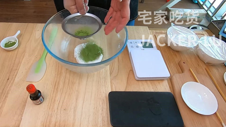 元宵节来试试可爱的猫爪汤圆,好吃又好看,萌哒哒。,一个面团加入抹茶粉2克。