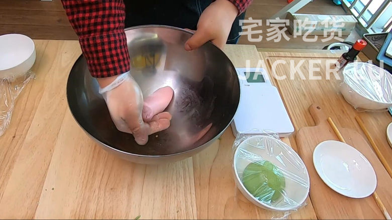元宵节来试试可爱的猫爪汤圆,好吃又好看,萌哒哒。,全部揉至颜色均匀,包上保鲜膜备用。