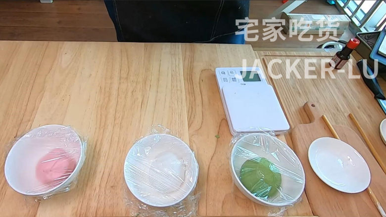 元宵节来试试可爱的猫爪汤圆,好吃又好看,萌哒哒。,全部包上保鲜膜备用。