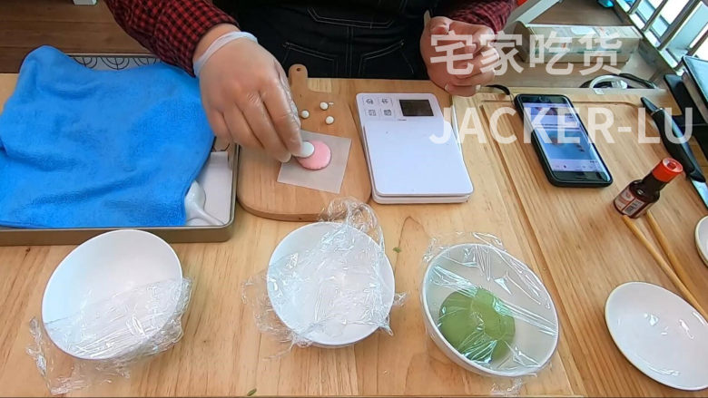 元宵节来试试可爱的猫爪汤圆,好吃又好看,萌哒哒。,中面团压扁沾一点水,放在掌心。