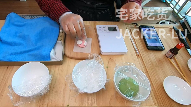 元宵节来试试可爱的猫爪汤圆,好吃又好看,萌哒哒。,小面团沾一点水,放在爪子的位置,可爱猫爪组装完成。