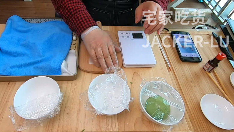 元宵节来试试可爱的猫爪汤圆,好吃又好看,萌哒哒。,用手稍微把整体压压扁。