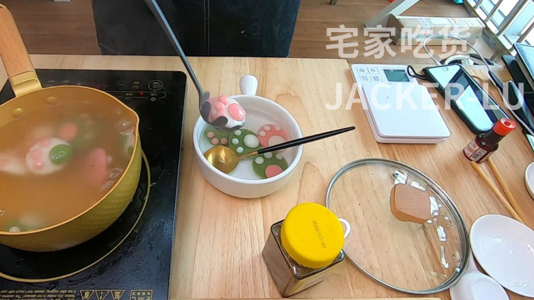 元宵节来试试可爱的猫爪汤圆,好吃又好看,萌哒哒。,捞出煮好的汤圆。