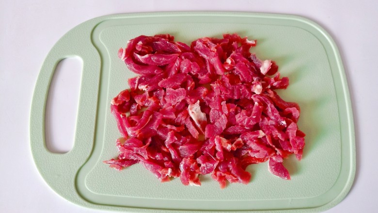 平菇豆腐汤,<a style='color:red;display:inline-block;' href='/shicai/ 216'>牛肉</a>切成细丝。