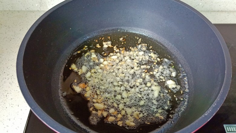 平菇豆腐汤,锅里放少许的食用油,凉油放入蒜泥爆香。