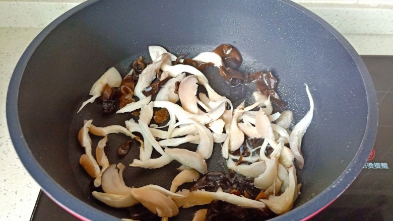 平菇豆腐汤,加入<a style='color:red;display:inline-block;' href='/shicai/ 231'>平菇</a>,泡好的木耳丝一起翻炒。
