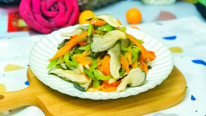 青椒炒平菇,口味鲜辣,超级下饭