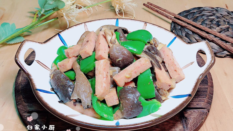 青椒炒平菇,香气四溢,吃起来吧。