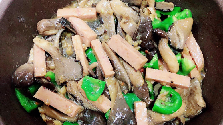 青椒炒平菇,炒入味后,即可出锅了。