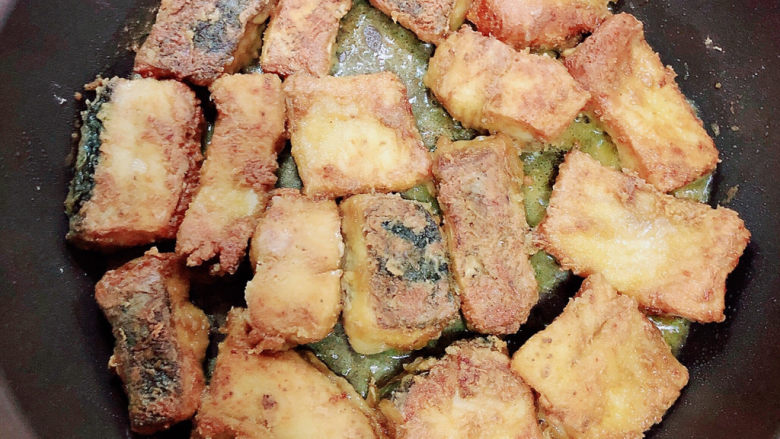 红烧冻豆腐,煎至焦黄翻面,继续煎煮焦黄。