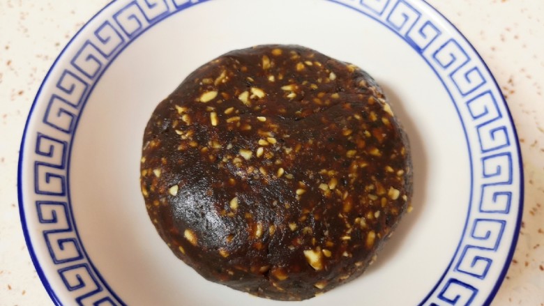 水果汤圆,将果仁碎加入到枣泥馅里面,带上一次性手套抓匀。