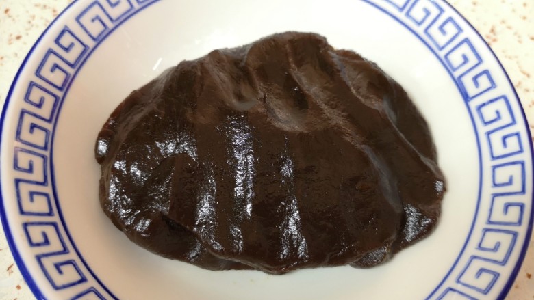 水果汤圆,准备好<a style='color:red;display:inline-block;' href='/shicai/ 6133'>枣泥</a>馅。