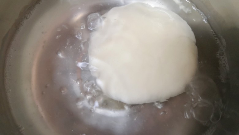 水果汤圆,取50g糯米面团出来,用手捏成饼状,放入烧开的水里煮至飘起。