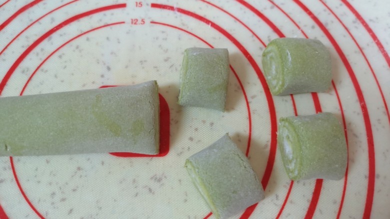 水果汤圆,再将两种糯米面皮卷起来,切成18g左右一份。
