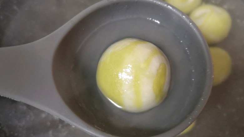 水果汤圆,锅内放水烧开,下入做好的汤圆煮熟。
