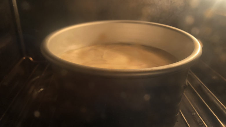 咖啡大理石戚风,烤箱预热160度,烤约35分钟。