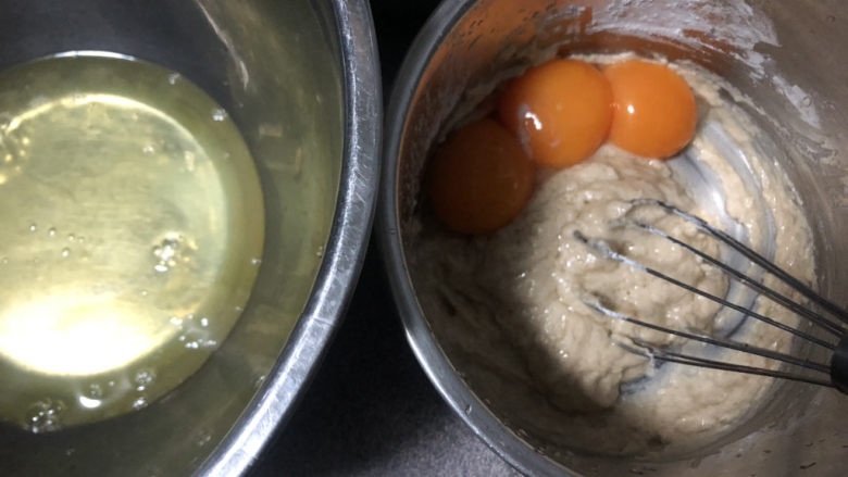 咖啡大理石戚风,分离蛋白和蛋黄,蛋黄加入面糊中。