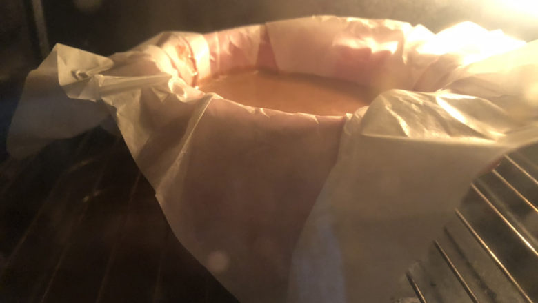 巴斯克·黑巧克力芝士蛋糕,烤箱预热200度,烤约25分钟。
