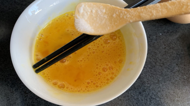韭菜炒鸡蛋,鸡蛋打散,加点盐