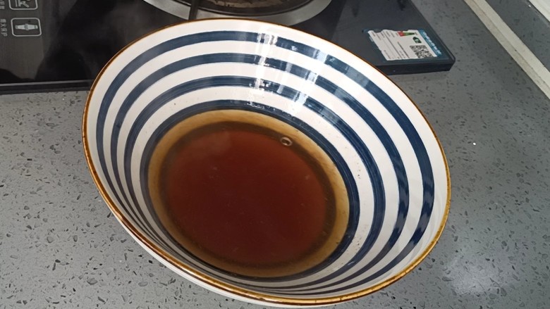 羊肉烩面,空碗里放入调面的盐,醋,生抽,鸡精倒入面汤融合