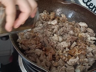 羊肉烩面,锅里放油，放入羊肉翻炒均匀，加入料酒，生抽，老抽调色翻炒均匀